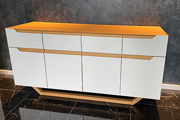 Maßgefertigtes Sideboard in Weiß und Holz