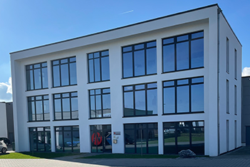 Fensterfront eines modernen Gewerbegebäudes