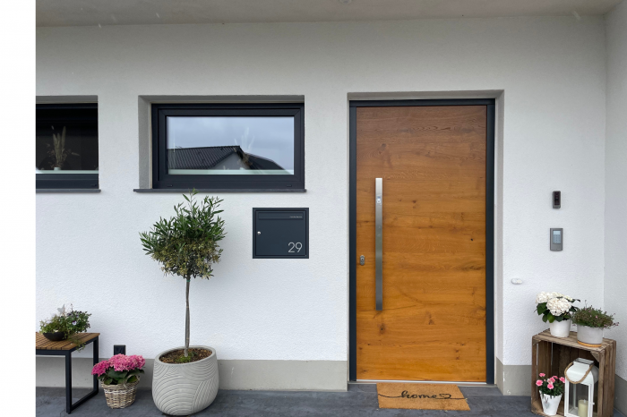 Moderne Haustür aus Holz mit Seitenelement
