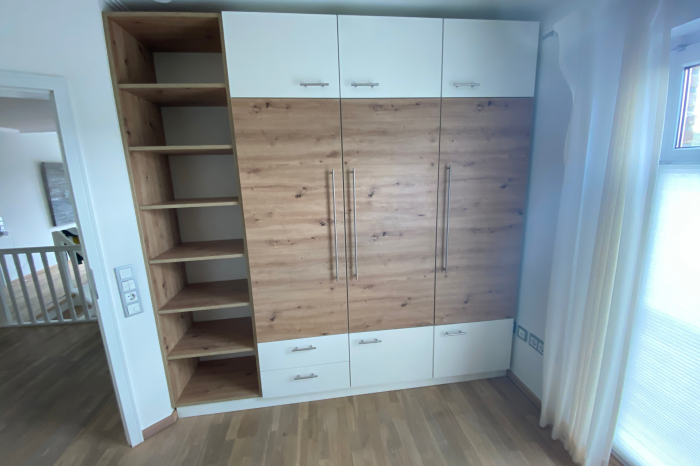 Einbauschrank nach Maß in Weiß und Holz