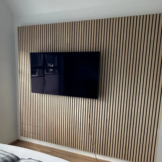 TV-Wand mit vertikalen Akustiklamellen aus Holz