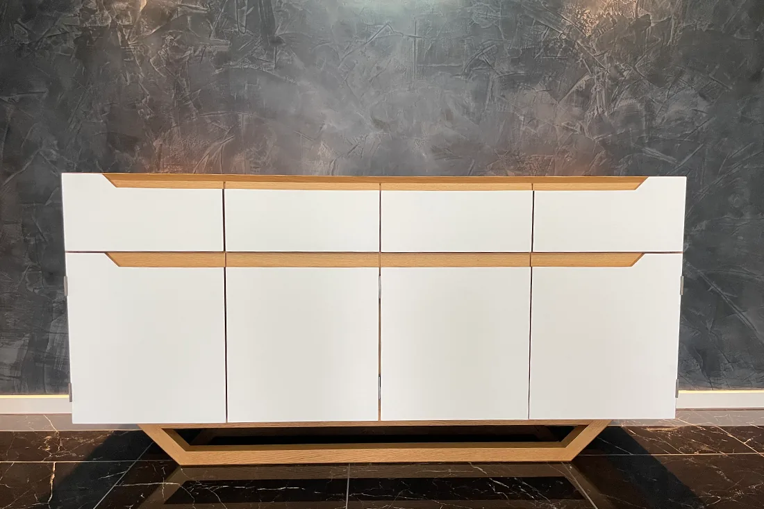 Maßgefertigtes Sideboard in Weiß und Holz