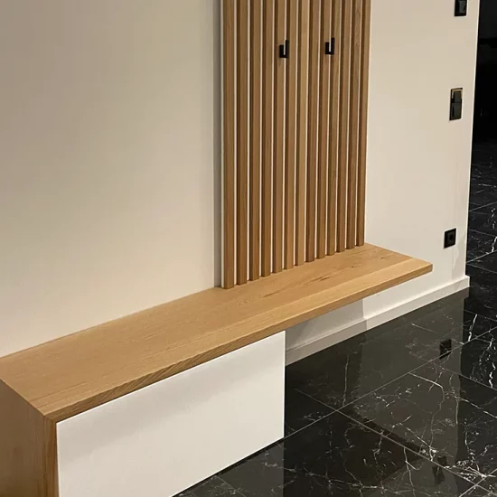 Garderobenbank mit vertikalen Holzlamellen