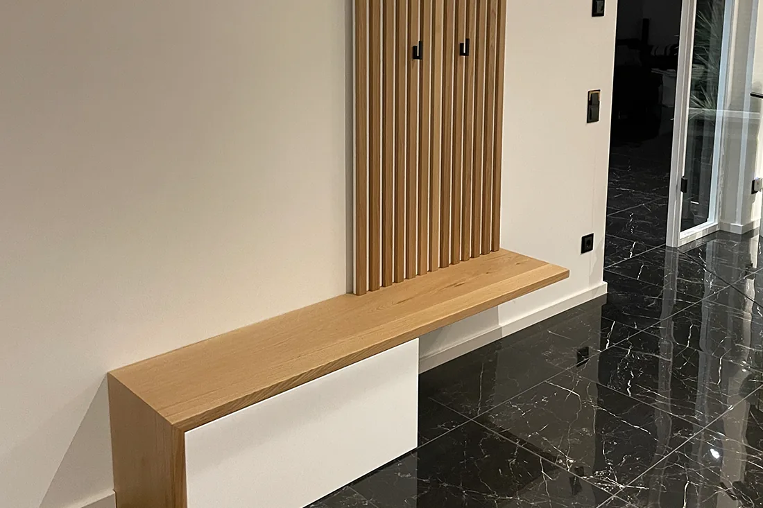 Garderobenbank mit vertikalen Holzlamellen
