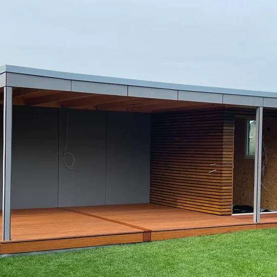 Überdachte Holzterrasse mit Holzfassade