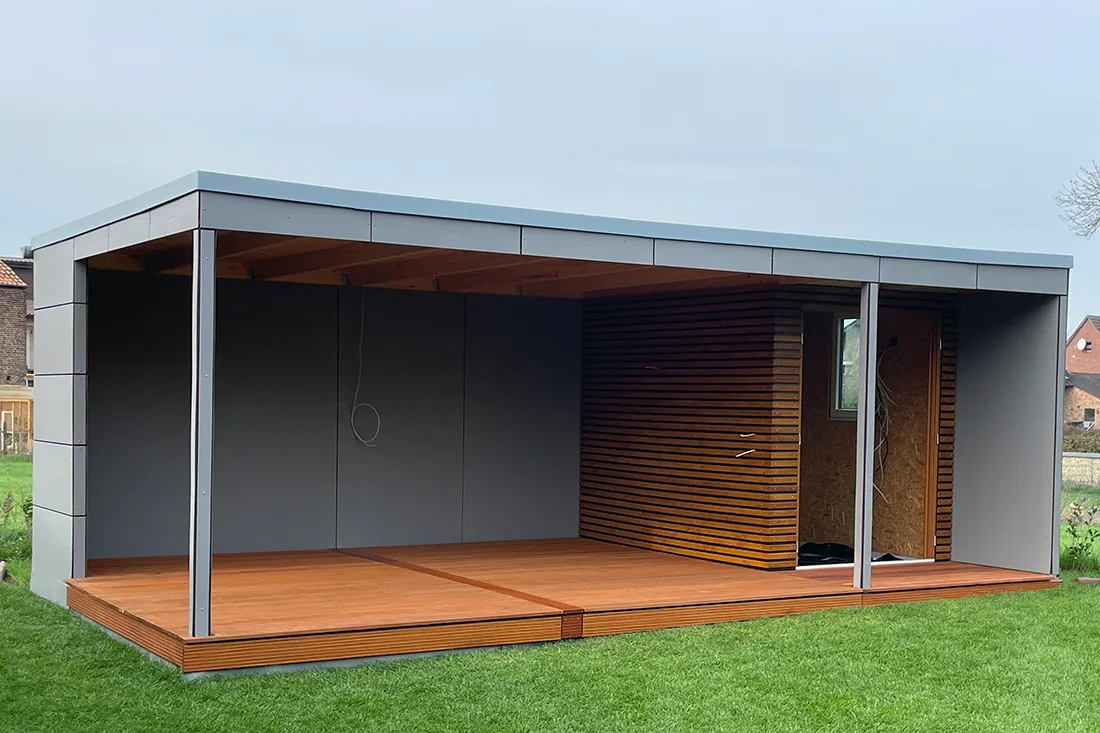 Überdachte Holzterrasse mit Holzfassade