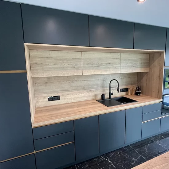 Moderne Einbauküche in Anthrazit und Holz