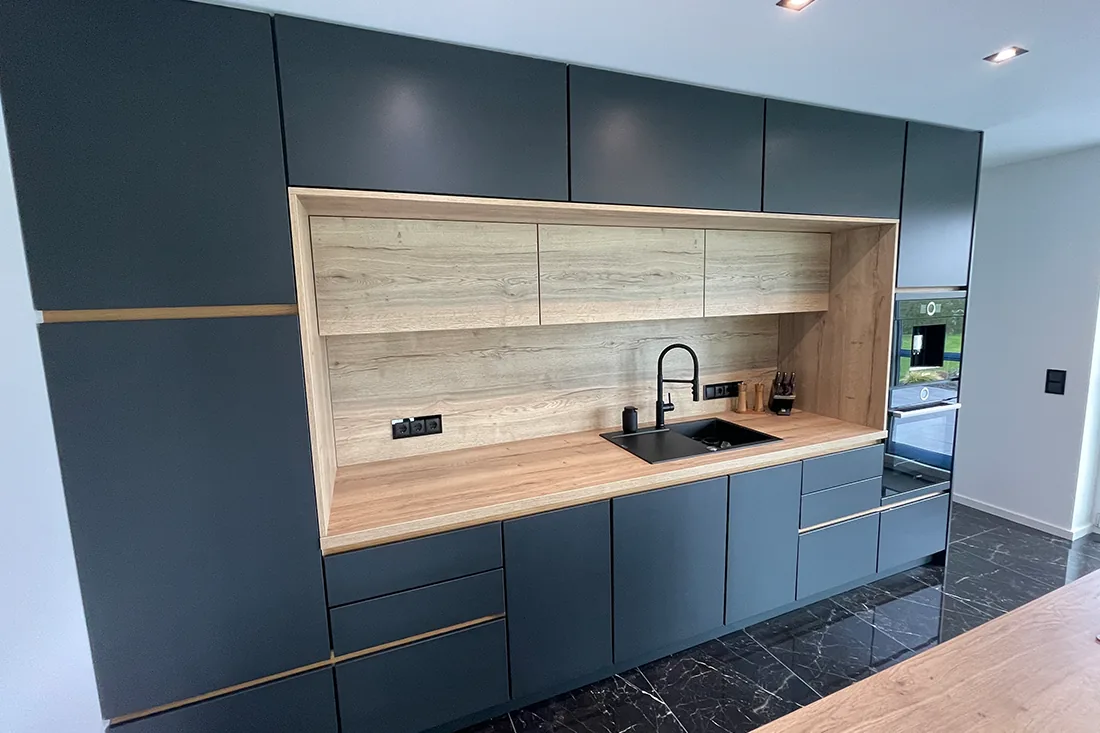 Moderne Einbauküche in Anthrazit und Holz