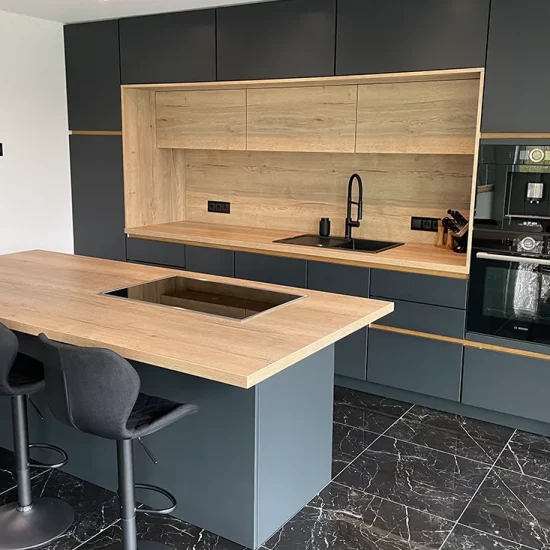 Moderne Einbauküche mit Kochinsel in Anthrazit und Holz