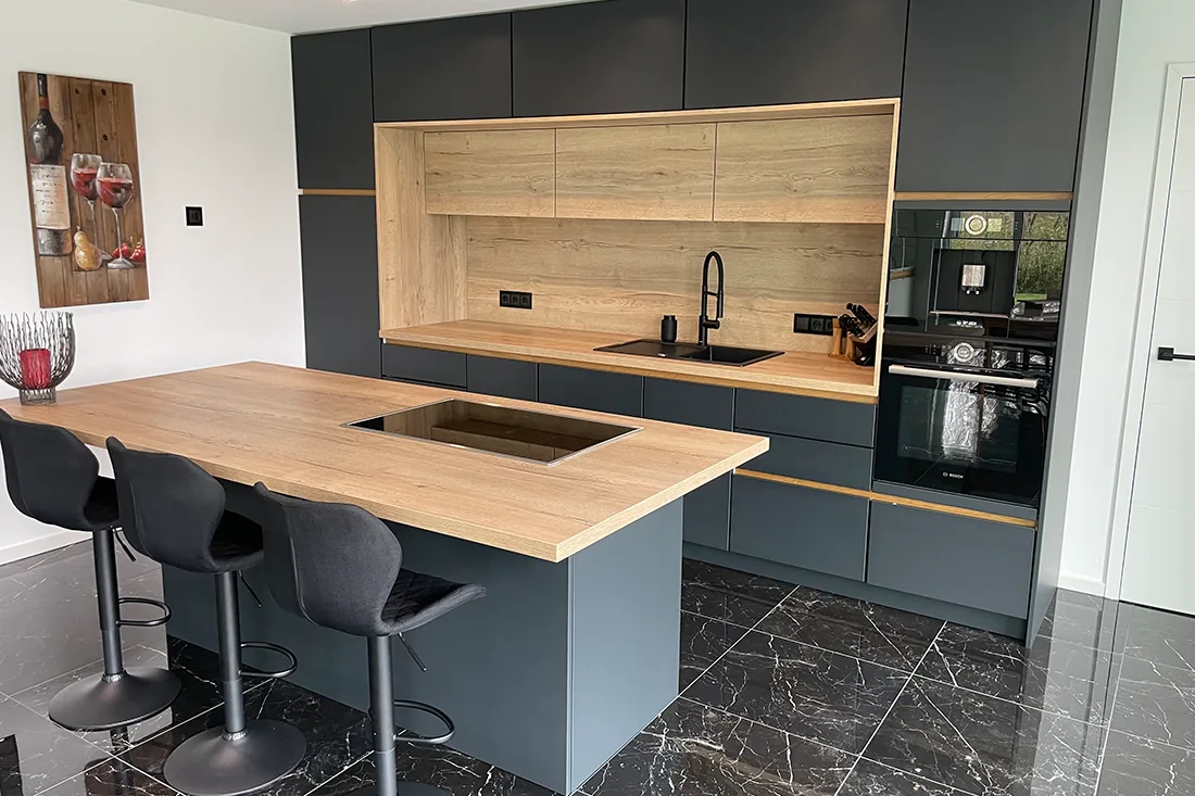 Moderne Einbauküche mit Kochinsel in Anthrazit und Holz